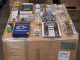 une boîte sur laquelle sont posés plusieurs objets