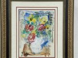 tableau représentant un vase de fleurs dans un cadre doré, accroché à un mur blanc