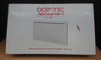 emballage sous forme de boîte blanche sur laquelle figure l'image d'un appareil électroménager « Oceanic »