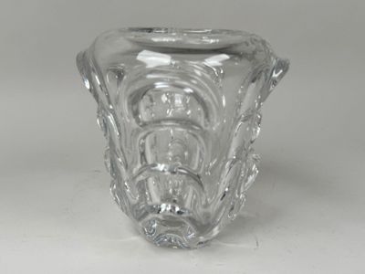 un vase en verre posé sur une table