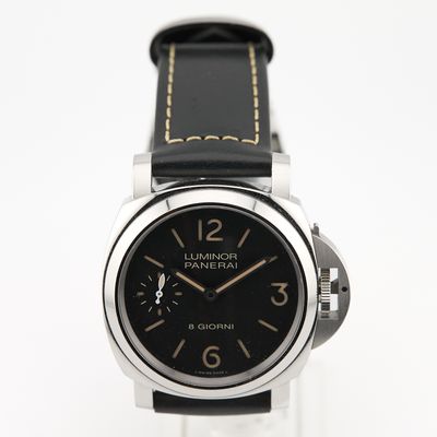 le cadran noir d'une montre est mis en valeur sur un fond blanc