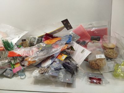 une pile de plats posée sur un plan de travail