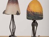 trois lampes posées sur une table