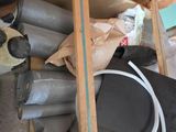 un tas de tuyaux dans une pièce