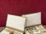 deux boîtes ouvertes posées sur une table