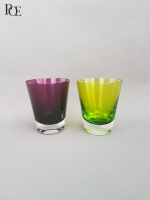 deux verres posés l'un à côté de l'autre sur une table