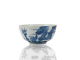 bol en porcelaine bleue et blanche orné d'un motif de dragon sur le bord