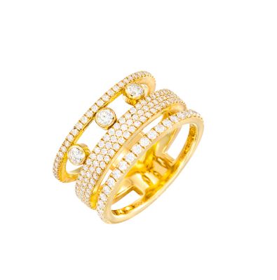 une bague en or jaune sertie de trois rangées de diamants