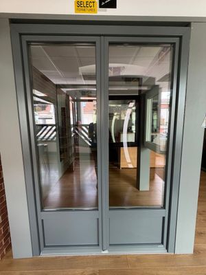 une photo représentant une double porte vitrée sur laquelle est apposée une pancarte jaune