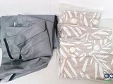 un sac en tissu posé à côté d'un pantalon sur une table