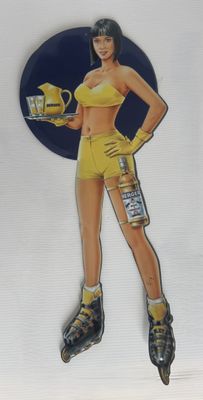 une photo d'une femme vêtue d'une tenue jaune, tenant un plateau