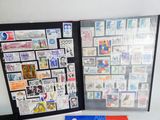 une photo montrant un présentoir de timbres et des timbres posés sur une table