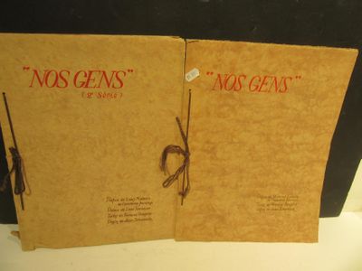 deux livres posés sur une table