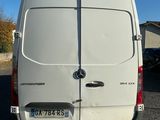 une camionnette blanche garée dans un parking