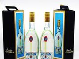 trois bouteilles d'alcool placées les unes à côté des autres sur une table