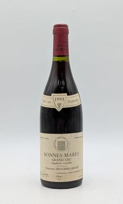 une bouteille de vin posée sur une table