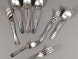 beaucoup de cuillères et de fourchettes en argent sur la table