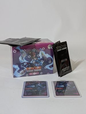 une boîte de cartes et une autre boîte de cartes posées sur une table