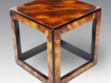 une petite table carrée en bois entourée d'un cadre métallique