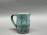 un gros plan d'une tasse décorée d'un motif