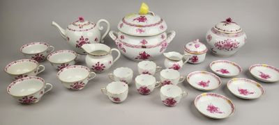 de nombreux types de plats et de tasses en porcelaine sur la table