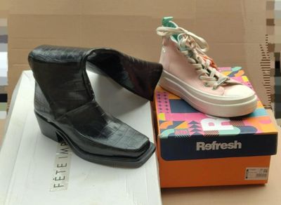 deux paires de chaussures posées sur une boîte