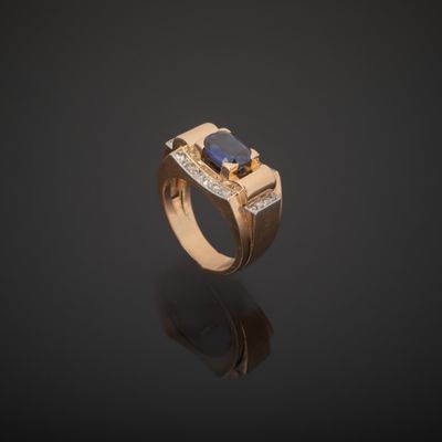 Bague Tank en or rose 750°°° (hibou), centrée d'un saphir sy…