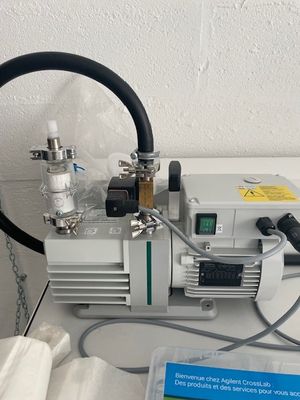 une machine posée sur une table
