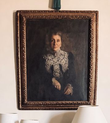 un tableau représentant une femme en robe noire accroché au mur