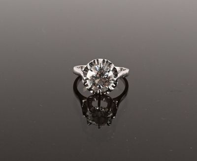 une bague à une pierre en diamant,