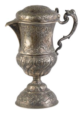 un vase en argent richement décoré, muni d'un couvercle, sur fond blanc