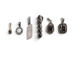 plusieurs types de bijoux sont présentés sur une surface blanche