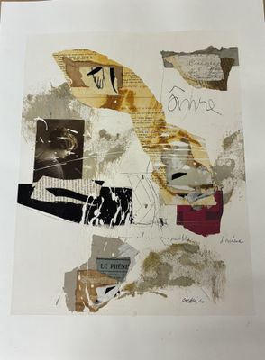 une photo d'une œuvre d'art posée sur une table