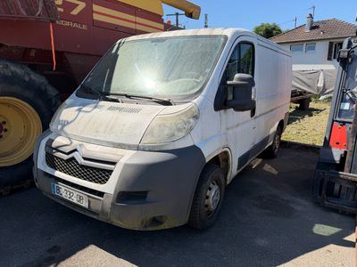 une camionnette blanche garée à côté d'un tracteur