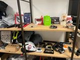 une étagère contenant divers objets dans une pièce