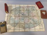 une carte sur la table avec beaucoup de livres dessus