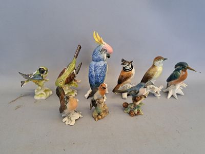plusieurs figurines d'oiseaux empilées les unes sur les autres