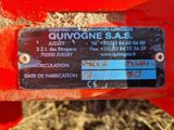 un gros plan sur un panneau fixé sur un tracteur rouge
