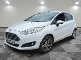 une Ford Fiesta blanche garée sur un sol à damier