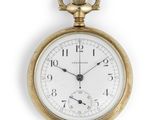 une montre de poche ancienne sur fond blanc, avec un fond blanc