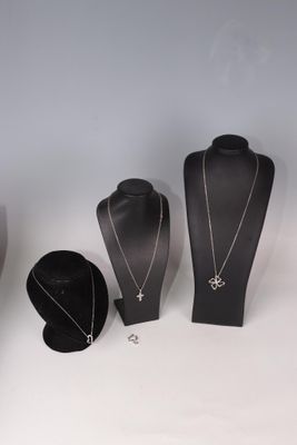 1 Lot de bijoux fantaisies comprenant 3 chaînes, 4 pendentif…