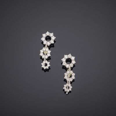 une paire de boucles d'oreilles en diamant et or blanc