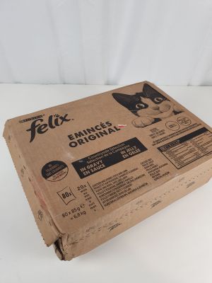 la boîte est vide et prête à être ouverte sur la table
