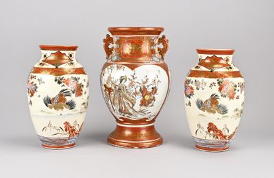 trois vases aux motifs variés posés sur une surface grise