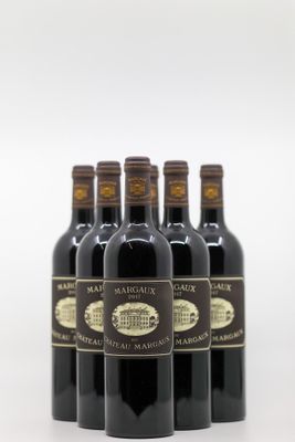 six bouteilles de vin rouge sont alignées