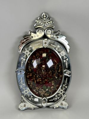 broche en argent sterling et verre rouge, dans un cadre en argent