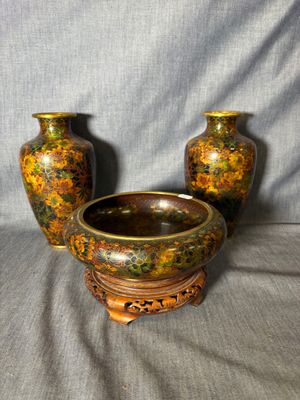 trois vases posés sur une table