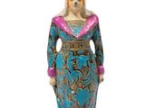 figurine représentant une femme vêtue d'une robe bleue et portant un chapeau sur la tête