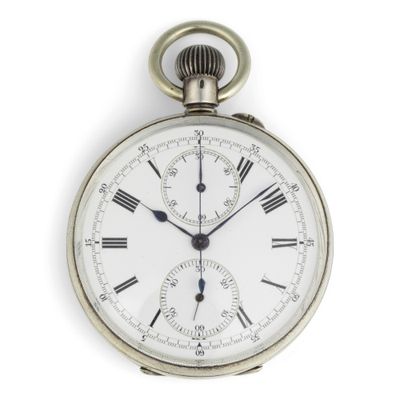 une montre de poche en argent avec des chiffres romains sur le cadran