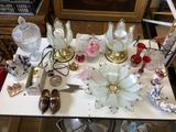 une table sur laquelle se trouvent de nombreux objets en verre